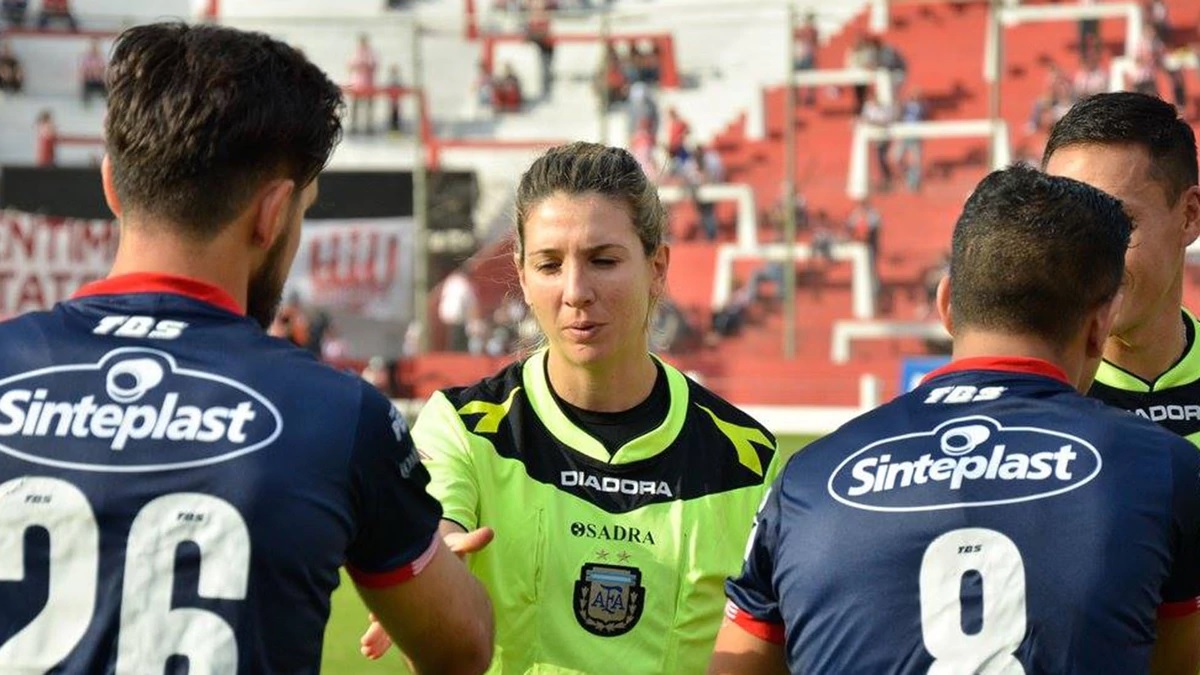 Debutó La Primera Mujer Jueza De Línea En El Fútbol Grande - Mendoza Post