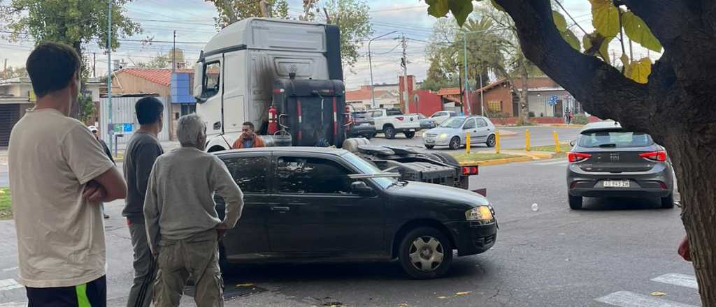 Videos: un camionero chileno atropelló todo a su paso en Godoy Cruz