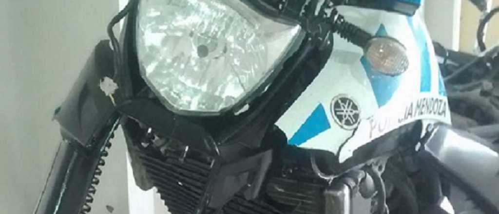 Se llevó puesta una moto de la policía de Mendoza