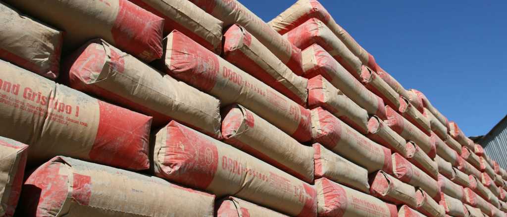 Los despachos de cemento atenuaron su caída en abril