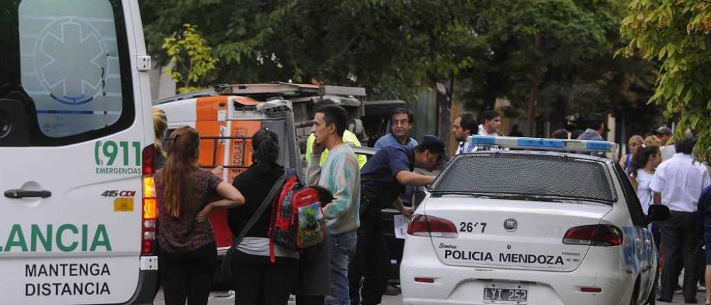 Tres jóvenes en moto se estrellaron contra un micro en Guaymallén: un muerto