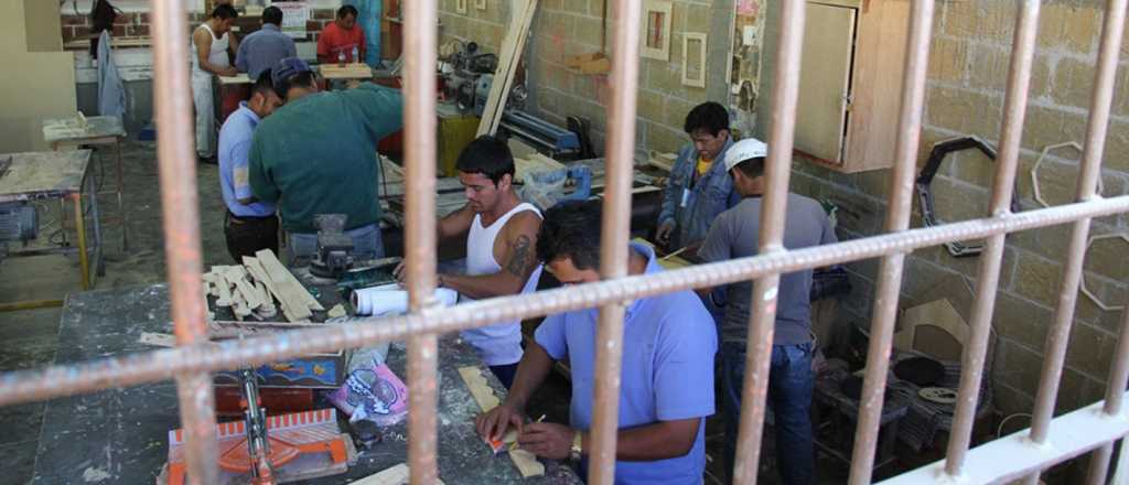 Internos de Almafuerte fabrican muebles para el Hospital Central 