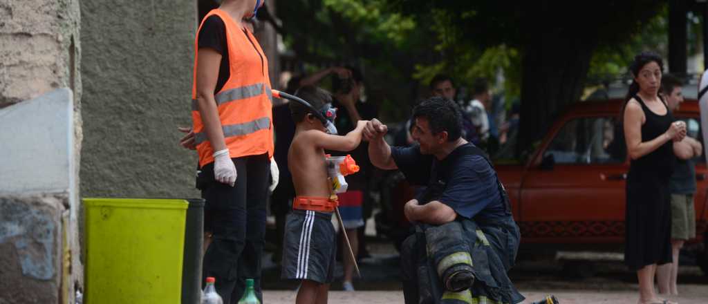 El conmovedor gesto de un bombero durante el incendio en Las Heras