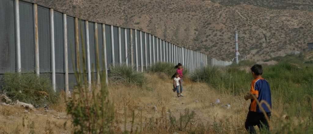 Video: lanzan a dos niñas ecuatorianas por el muro entre México y EEUU