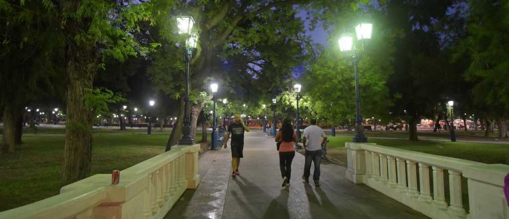 ¿Maltrato? Polémica con un indigente en la Plaza Independencia