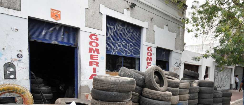 Le explotó en la cara un neumático al empleado de una gomería en Godoy Cruz