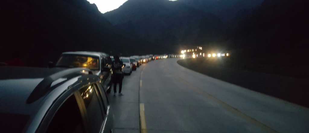 Video: la interminable fila de autos para ingresar a Argentina