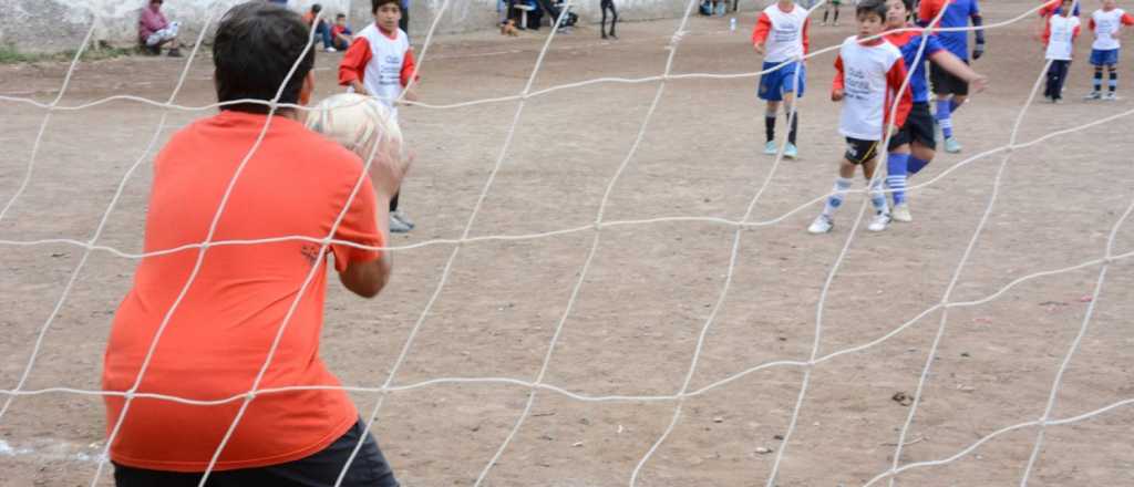 Un niño denunció llorando que un adulto lo golpeó durante un torneo de fútbol