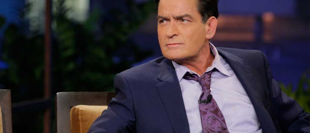 Charlie Sheen "escrachó" a Brad Pitt con una foto inédita