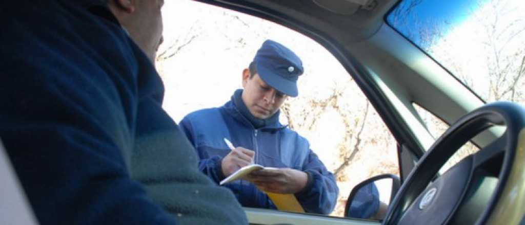 Maipú: manejaba borracho y con una pistola Bersa en su camioneta