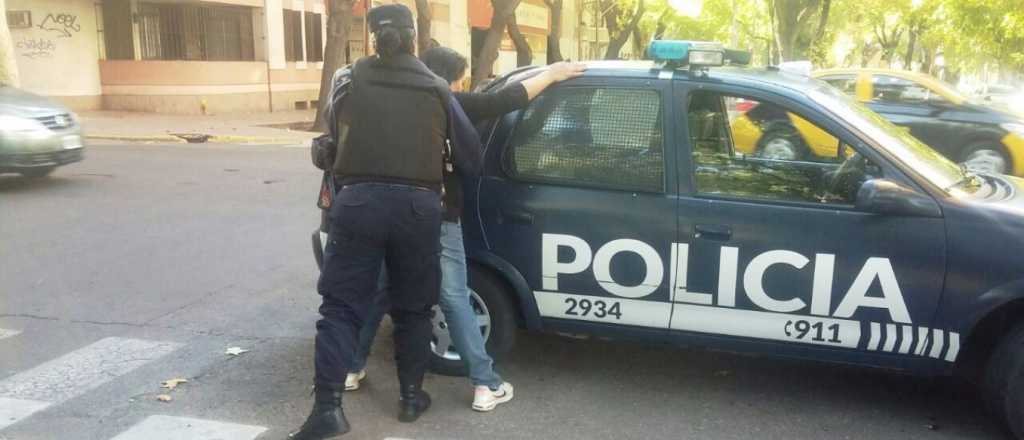 Detuvieron a una mujer en el centro de Mendoza con pedido de captura en CABA