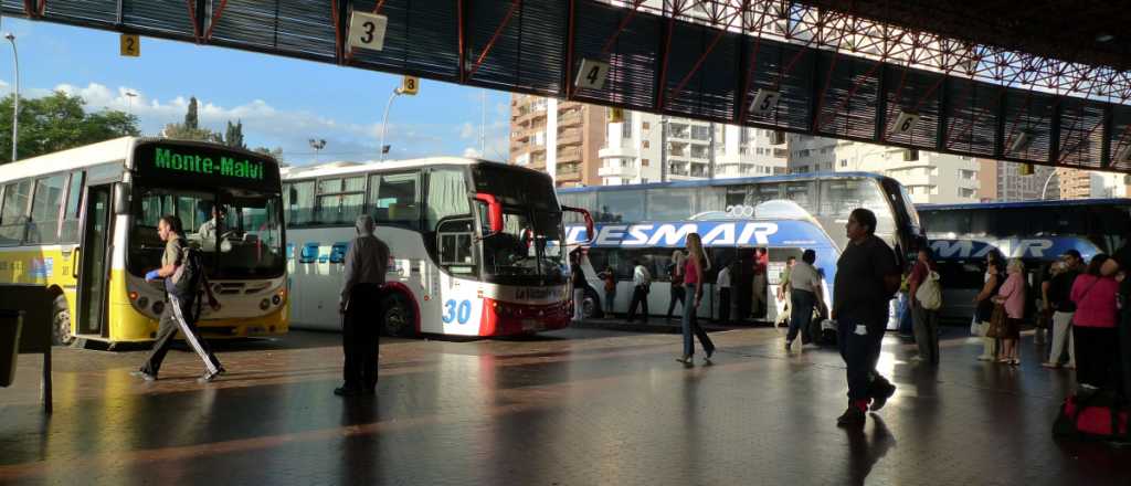 Aíslan un micro con 15 personas por posible caso de la variante Ómicron