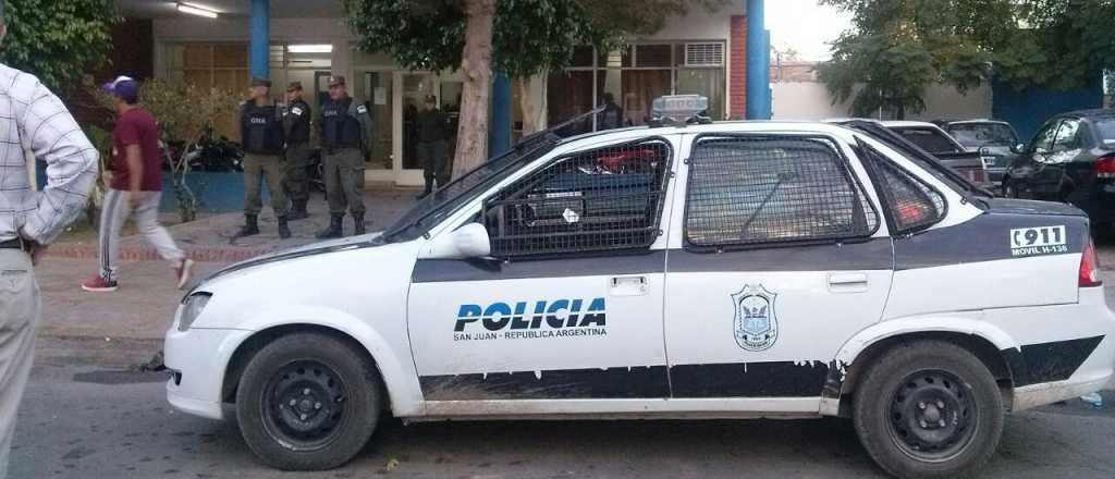 Dos jóvenes tenían sexo en el auto, los abordó la policía y les apedrearon el móvil