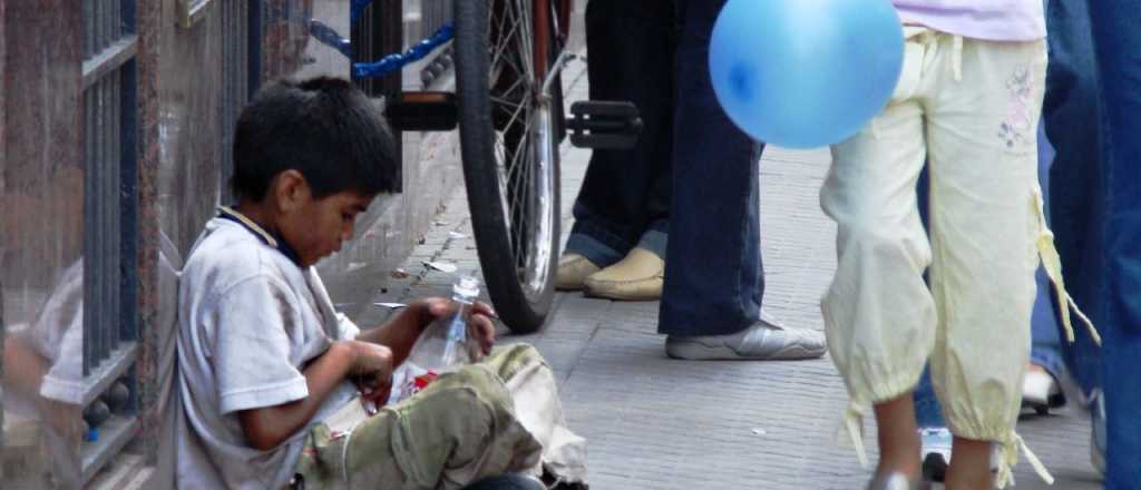 La reacción de un nene que pedía descalzo y un joven le compró zapatillas