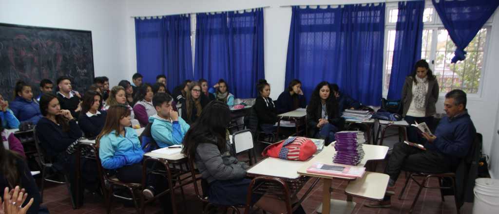 Docentes suplentes y celadores cobrarán el aguinaldo este viernes