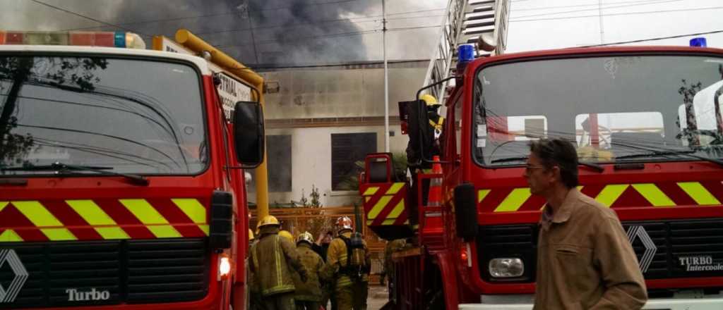 Video: grave incendio frente a una conocida bodega de San Martín