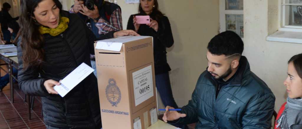 Barbeito votó y celebró que el FIT tenga fiscales en todas las escuelas