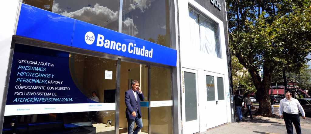 Uno de cada tres clientes tiene cuenta bancaria, pero no la usa