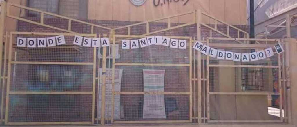 La Escuela Carmen Vera Arenas colocó carteles por Santiago Maldonado