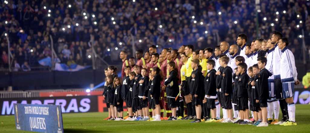 Ulises Bueno cantó el himno en el Monumental