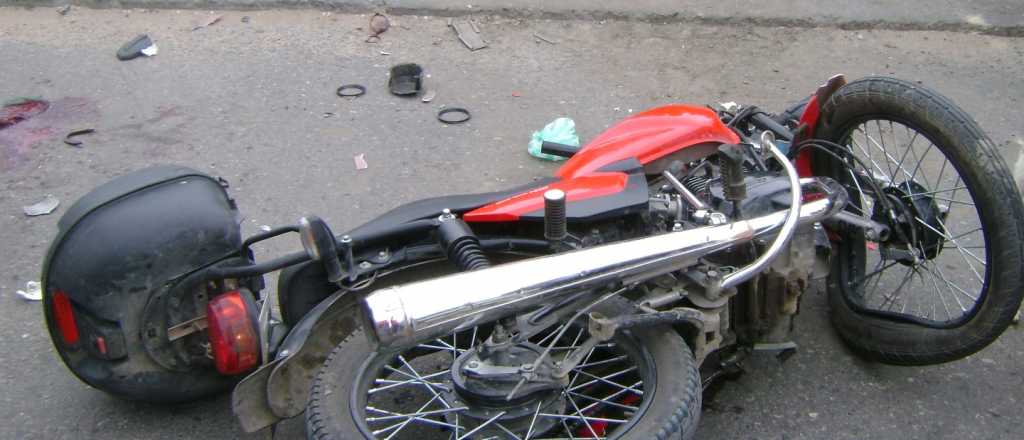 Un joven motociclista murió en Acceso Este