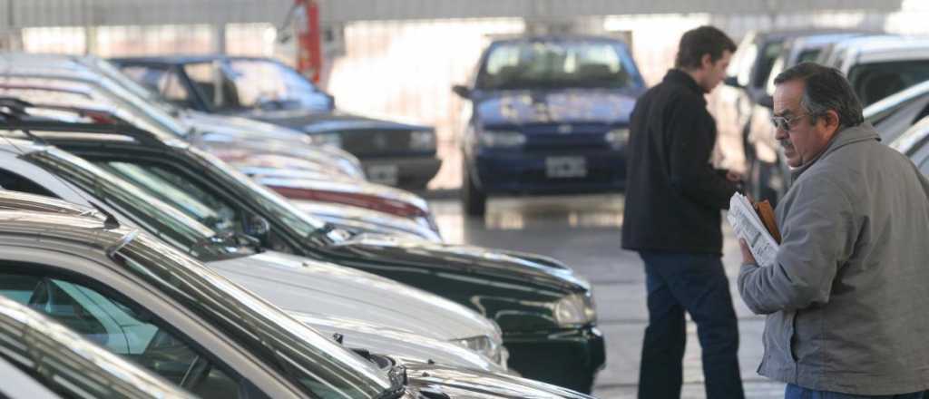 El patentamiento de autos cayó más del 50% en enero