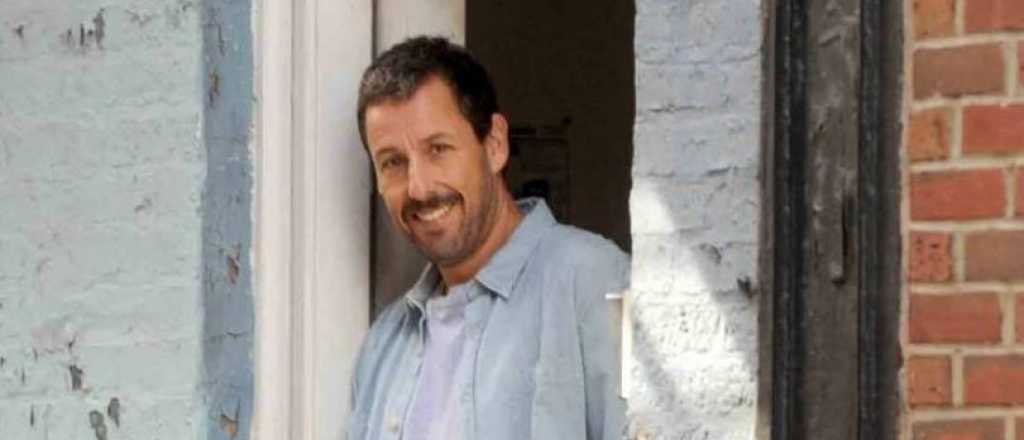 Video: Adam Sandler manoseó a una actriz en TV