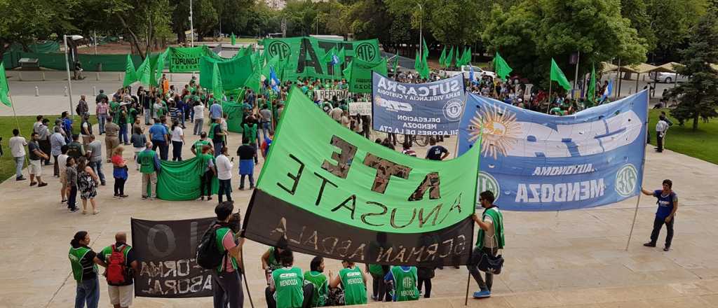 Atención automovilistas: afiliados de ATE marchan por las calles del centro