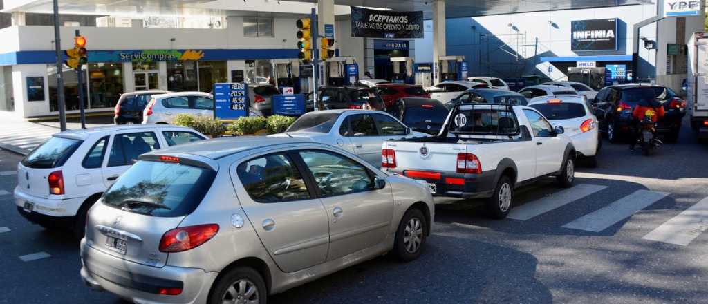 Habrá largas colas en estaciones de servicio: el lunes aumenta la nafta