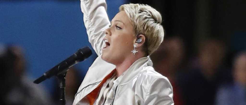 El descuido de Pink antes de cantar el himno en el Super Bowl