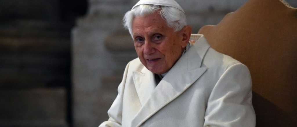 Benedicto le pide a Francisco que no ordene curas a hombres casados