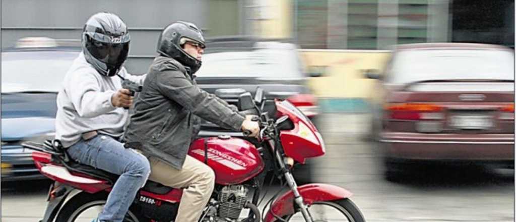 Motochorros armados robaron un auto en Ciudad