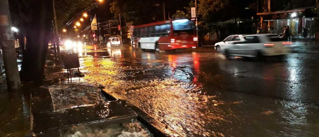 Video: la esquina de Buenos Aires y San Martín amaneció inundada