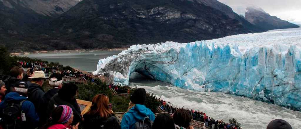 Miles de turistas asisten al rompimiento del glaciar Perito Moreno