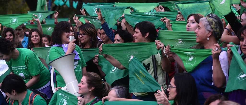 Docente le reza a "San Videla" para que ayude a las "nenitas verdes"