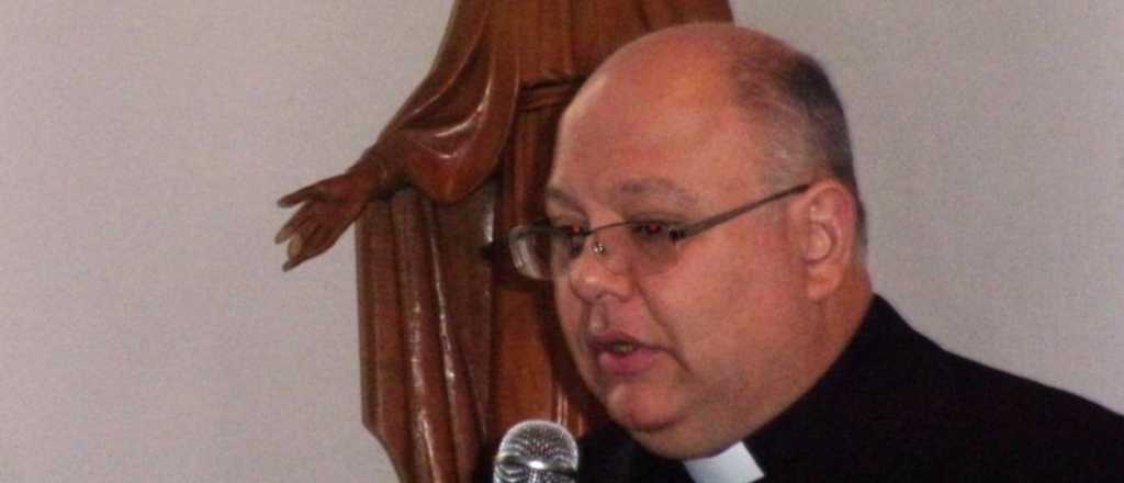 Habló el cura que le pegó una patada a una joven: “Fue igual que correr una silla"