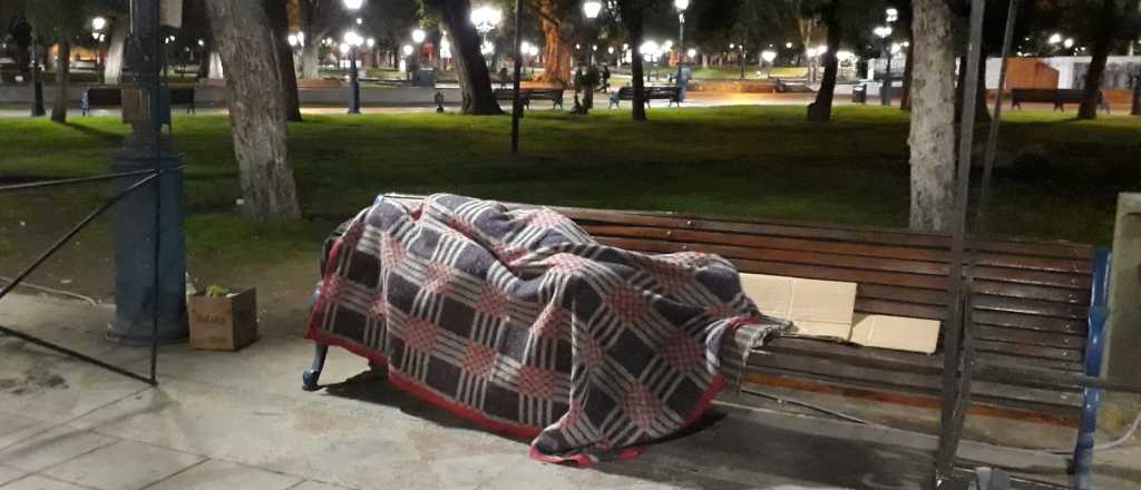 Si ves a una persona durmiendo en la calle, avisá al 911