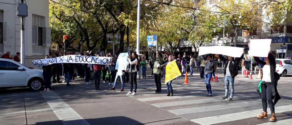 Por cambios en la Educación Superior, protestaron frente a la Legislatura