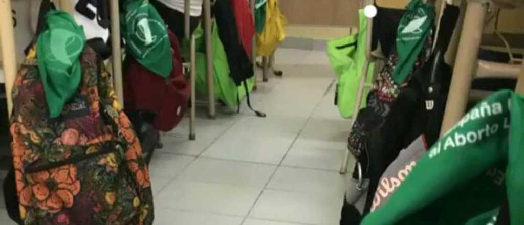 La revolución de las hijas: pañuelos verdes colgados en las mochilas