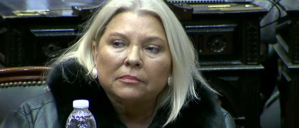 Video: un pasajero increpó a Carrió por los "dólares a 23 pesos"