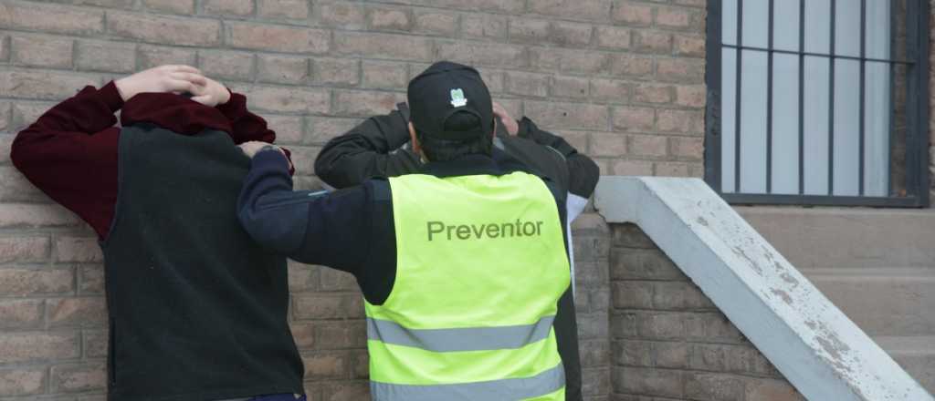 Detuvieron a dos personas que estaban robando farolas en la Cuarta