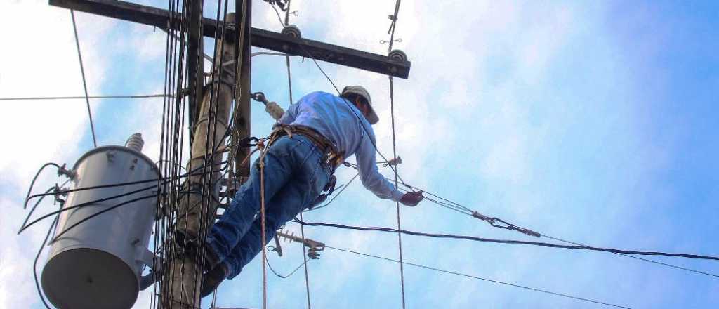 En qué zonas de Mendoza cortarán la luz y el agua hoy