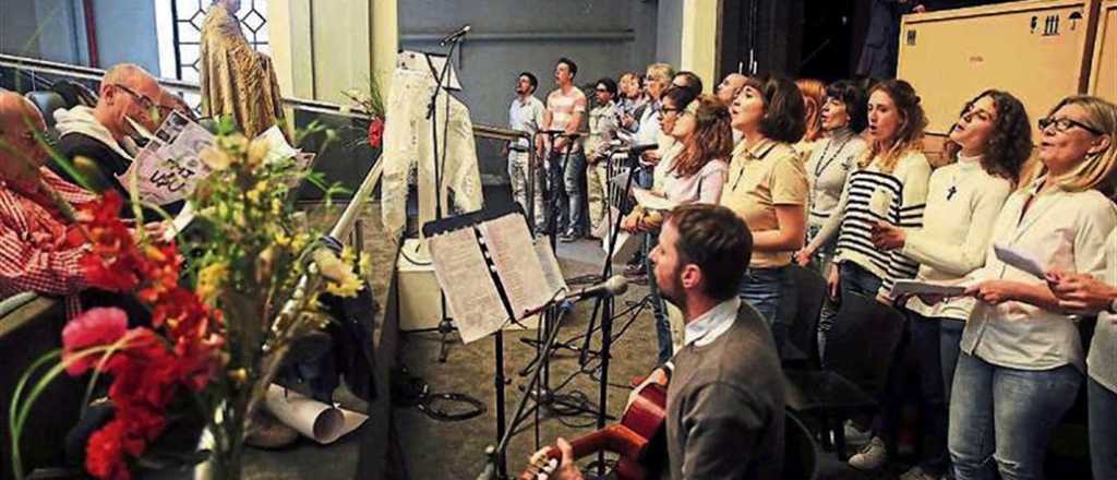 Polémica por actores desnudos y pañuelos verdes en una obra teatral