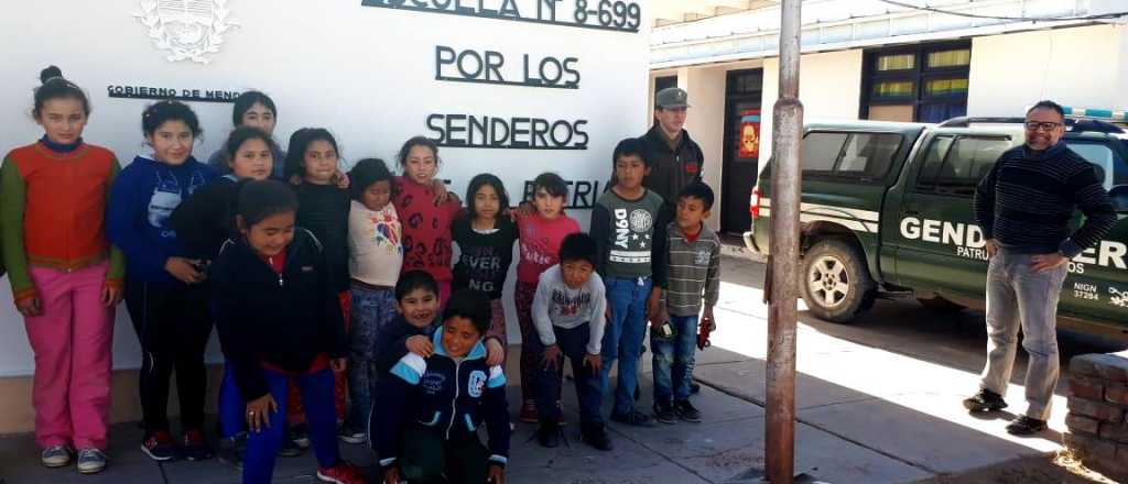 ¡Genial! Ropa y zapatillas de contrabando fueron entregadas a niños del Este