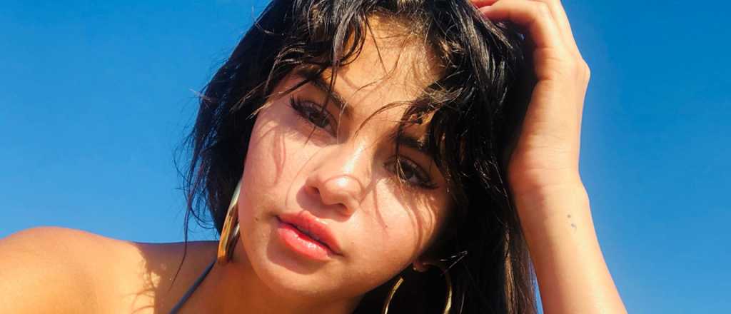 Selena Gomez luce su belleza al natural feliz y con amigos