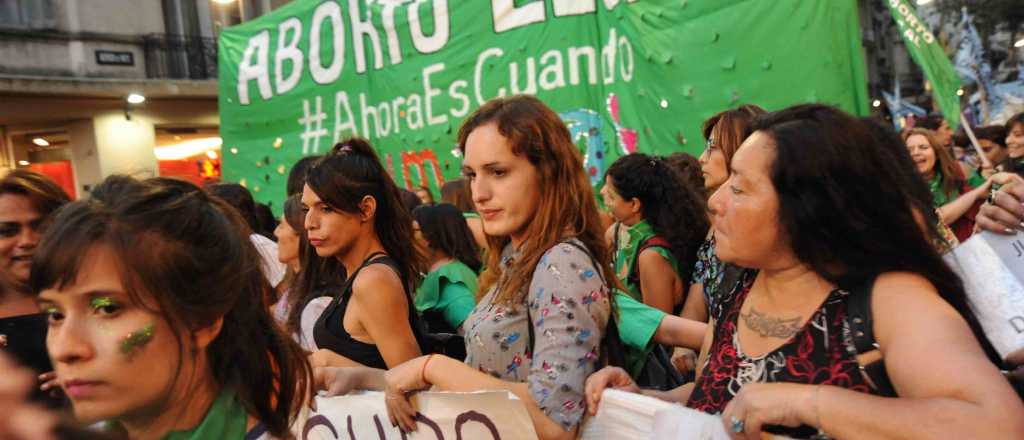 Dos jóvenes diseñan ropa exclusiva para feministas