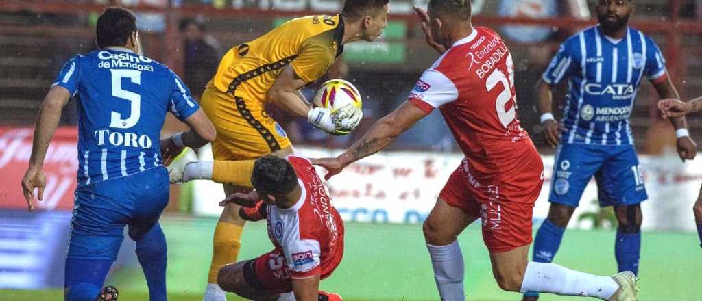 El joven arquero del Tomba es el más atajador de la Superliga