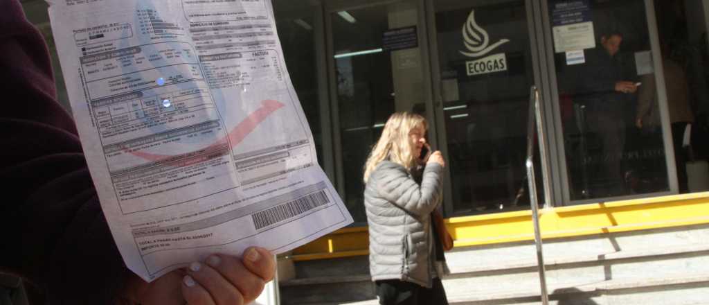 Polémica: trasladan el impuesto al cheque a la factura de gas