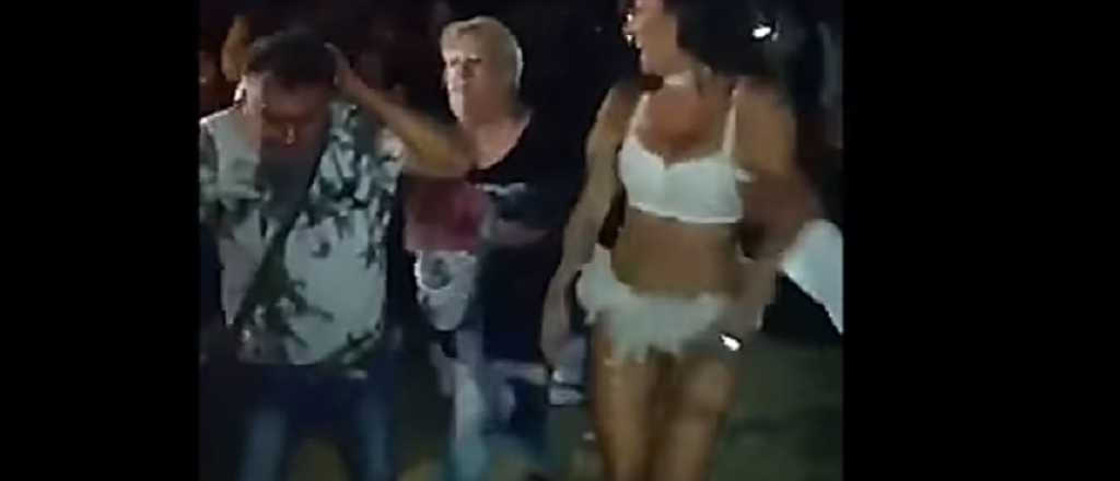 Se quiso hacer el vivo con una stripper y su esposa le dio una paliza