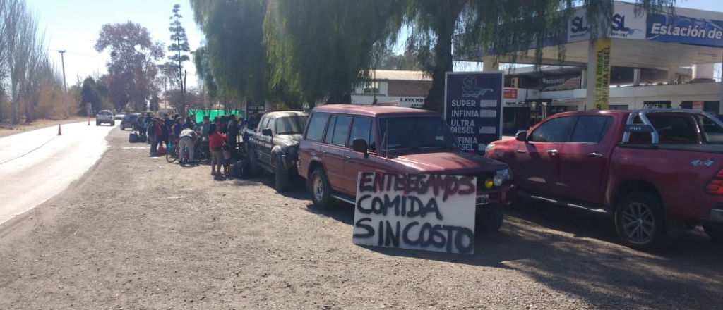 Dos amigos de Guaymallén les dan de comer gratis a 1.200 personas